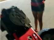 Entregadora mostrou em vídeo uma parte da moto danificada