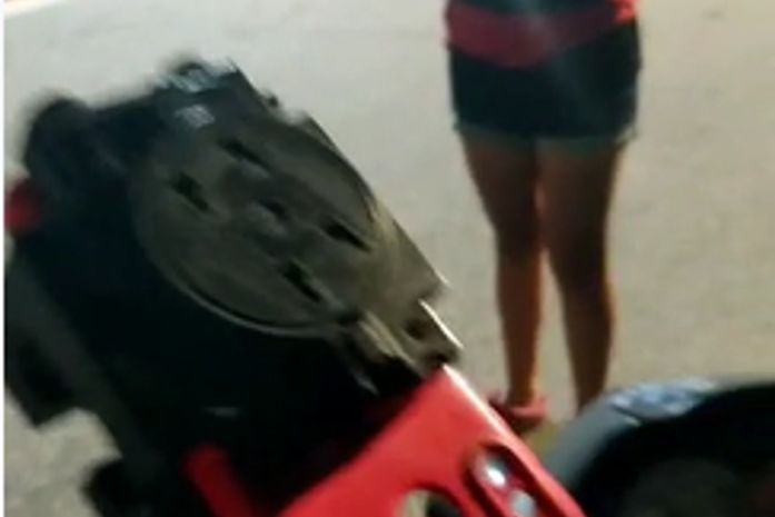 Entregadora mostrou em vídeo uma parte da moto danificada
