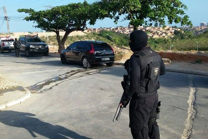 Polícia volta ao local do crime