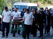 Familiares e amigos participam do sepultamento do cantor e compositor João Gilberto, no cemitério Parque da Colina, em Niterói.