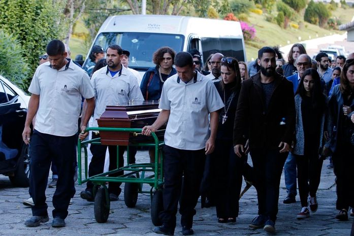 Familiares e amigos participam do sepultamento do cantor e compositor João Gilberto, no cemitério Parque da Colina, em Niterói.