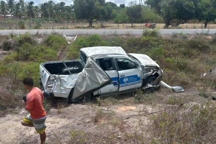 Veículo do TJ/AL capota na AL-220, em Campo Alegre