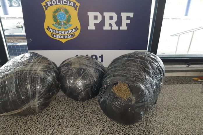 PRF flagra dois homens com mais de 8kg de maconha no Sertão de Alagoas