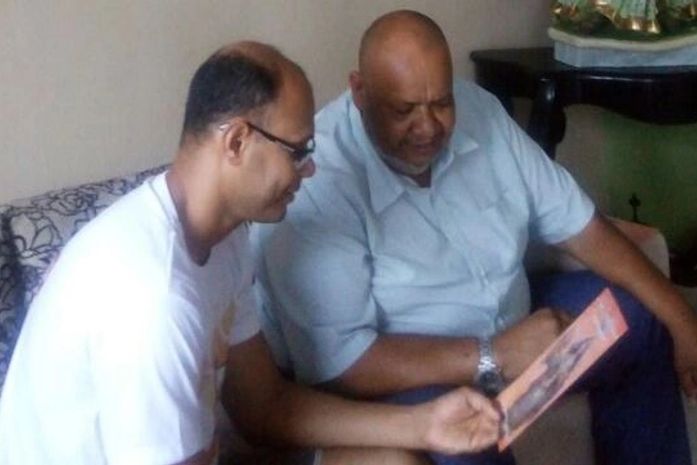 Padre Luciano (óculos) apresentando programação ao assessor de comunicação Pedro Soares (Pedão)