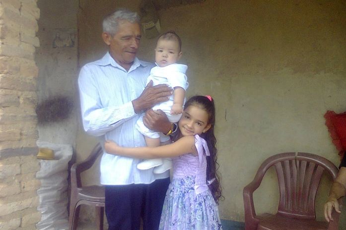 Zé Pedro, aos 70 anos feliz com a plantação de pimenta comemorando com seus netos