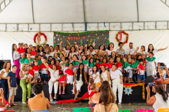 Crianças emocionam pais e comunidade com apresentação em festa de Natal de CMEI