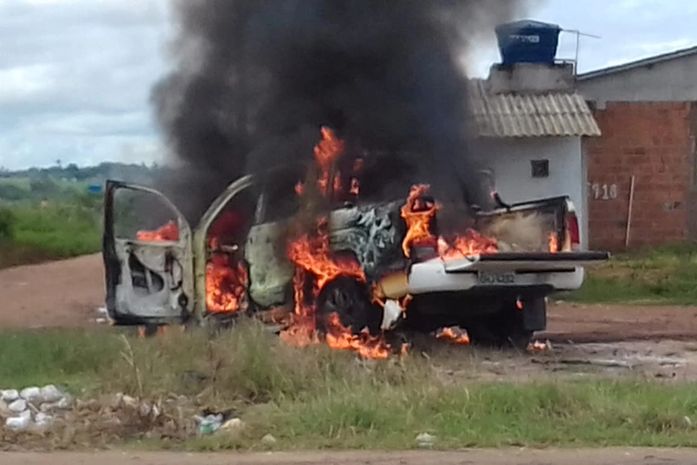 Carro pega fogo em trecho da AL-110 na zona rural de Arapiraca