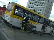 Acidente envolvendo moto e ônibus deixa um morto e outro gravemente ferido no Litoral Norte