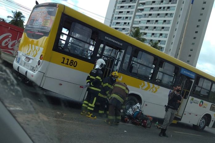 Acidente envolvendo moto e ônibus deixa um morto e outro gravemente ferido no Litoral Norte