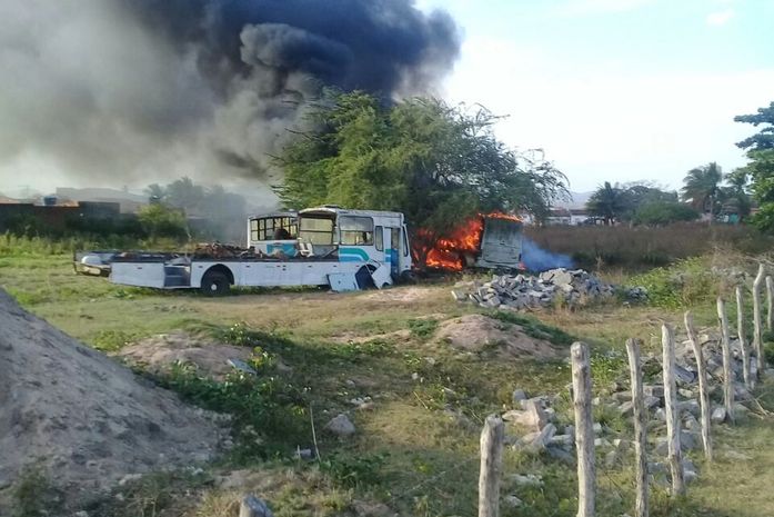Incêndio atinge ônibus e fogo é controlado por populares em Girau do Ponciano