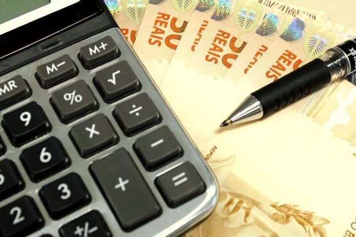 Economista orienta trabalhadores formais e informais a enfrentar a inflação e planejar um futuro financeiro melhor em 2025