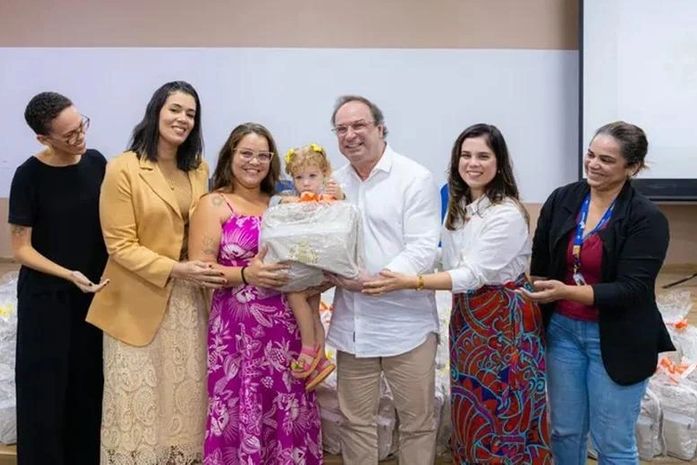 Prefeitura realiza a 1ª entrega de enxovais do projeto “Mãe Arapiraquense” de 2025