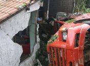 Carreta tomba e atinge residência às margens da BR 101