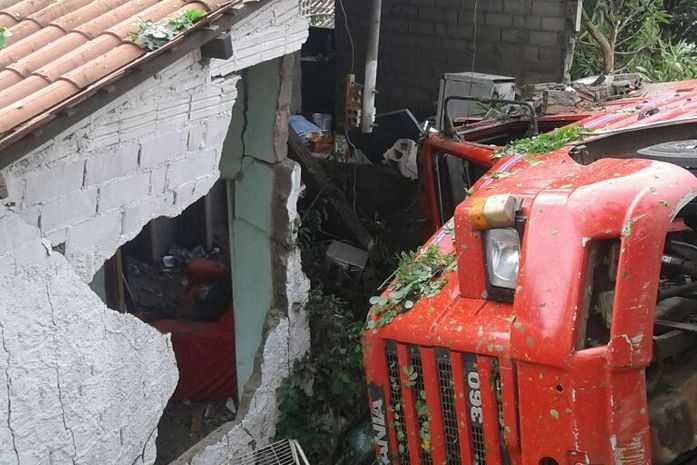 Carreta tomba e atinge residência às margens da BR 101