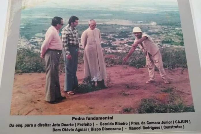 Foto registra o primeiro passo da obra