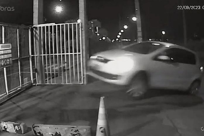 Vídeo: Motorista de app joga carro contra portão de condomínio para se livrar de assalto em Maceió