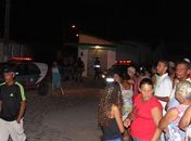 Dezenas de curiosos estão no local do crime; jovem foi morto com dez tiros