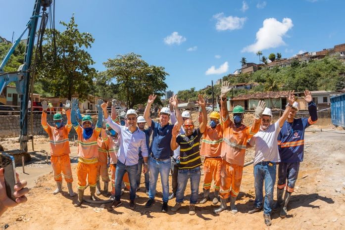 Durante a inspeção das obras, prefeito JHC esteve com os trabalhadores que atuam diretamente no programa Renasce Salgadinho.