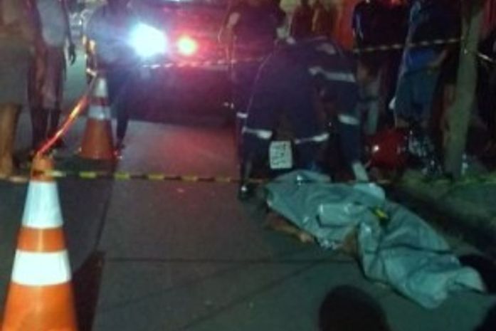 Vítima foi arremessada contra árvore e faleceu no local