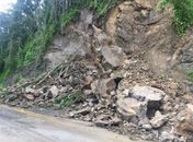 A via foi alvo de deslizamento de árvores e pedras, que podem causar riscos aos condutores da região;