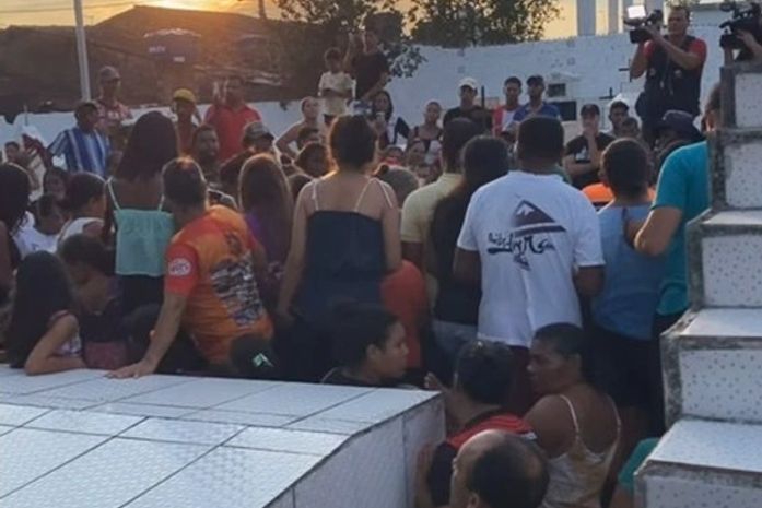 Corpo da menina Anna Cecyllia é sepultado em Branquinha