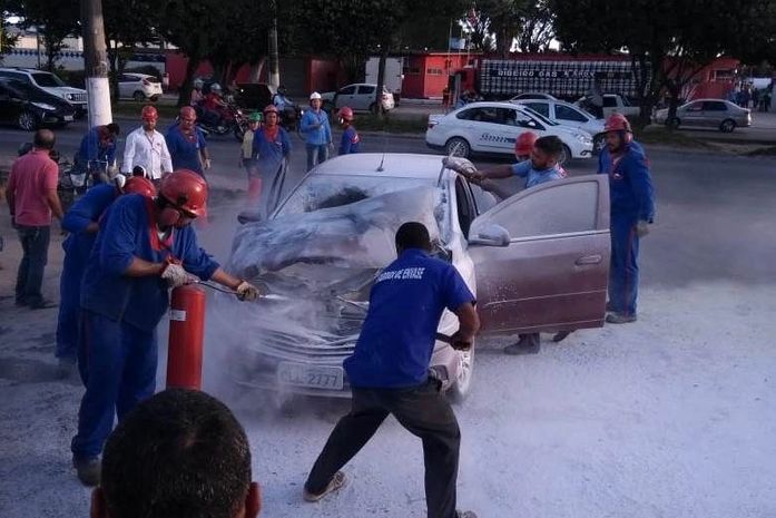 Veículo pega fogo após sair de oficina na Avenida Durval de Góes Monteiro