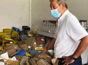 Lessa flagra sala abarrotada de processos no chão em visita à Sima; ex-gestor responde