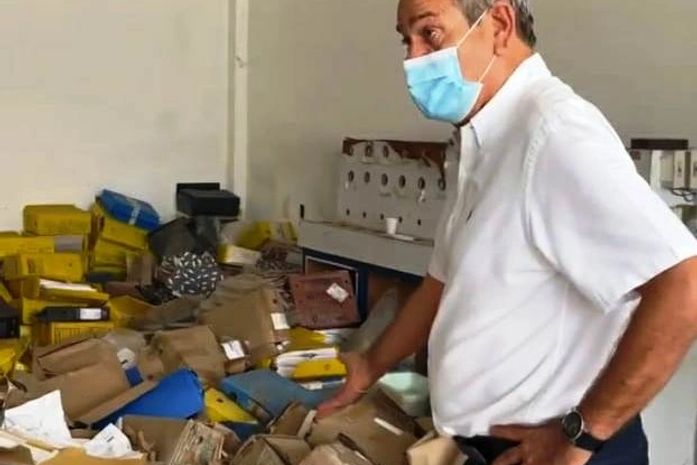 Lessa flagra sala abarrotada de processos no chão em visita à Sima; ex-gestor responde