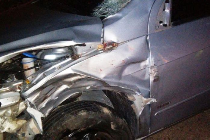 Jovem tem a perna decepada após colisão entre moto e carro