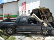 Veículo derrubou parte do muro