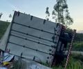 Carreta tomba e mercadoria é saqueada em trecho da BR-101  