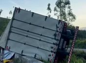 Carreta tomba e mercadoria é saqueada em trecho da BR-101  