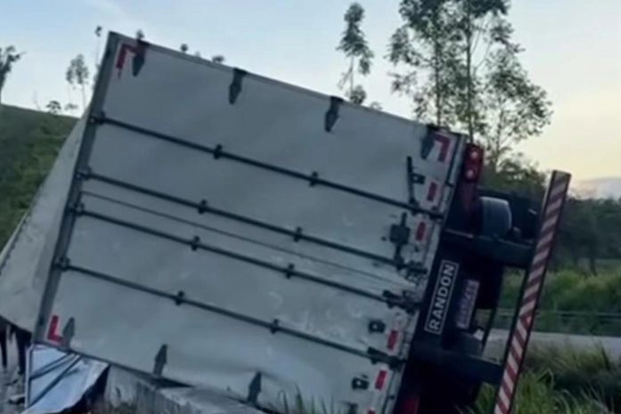 Carreta tomba e mercadoria é saqueada em trecho da BR-101