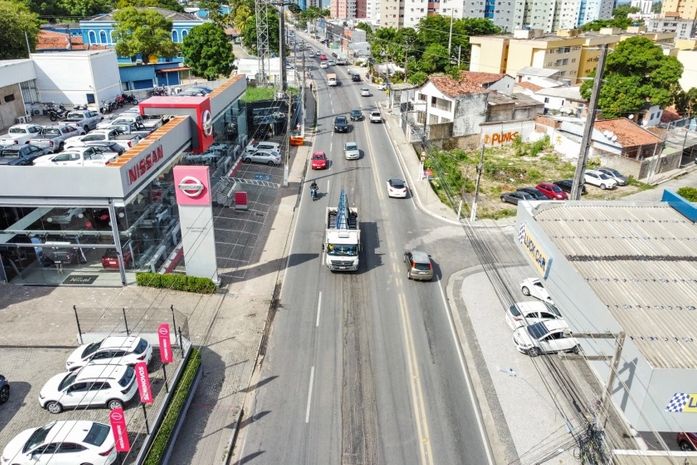 Homem é preso com notebooks furtados após invadir telhado de concessionária em Mangabeiras
