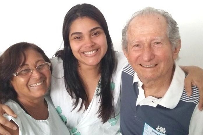 Dr. Guy reencontra Nívea de Oliveira Luz e Silva, cujo parto foi feito há quase 36 anos pelo próprio obstetra