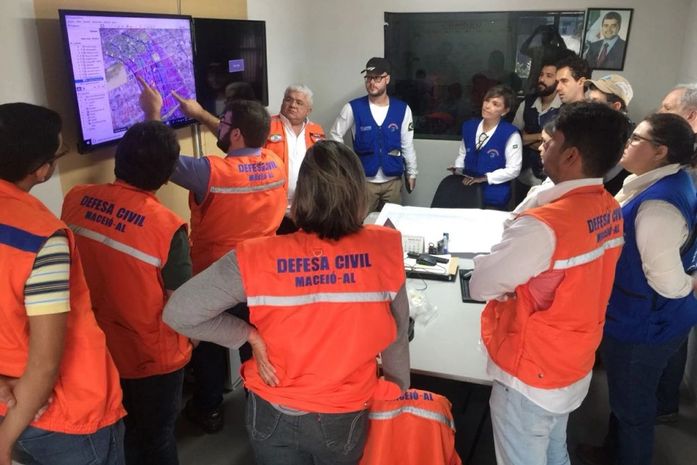 Equipe de geólogos que vai estudar fissuras no Pinheiro se reúne com Defesa Civil Municipal.
