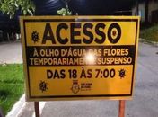 Placa com aviso de foi afixada no acesso ao município
