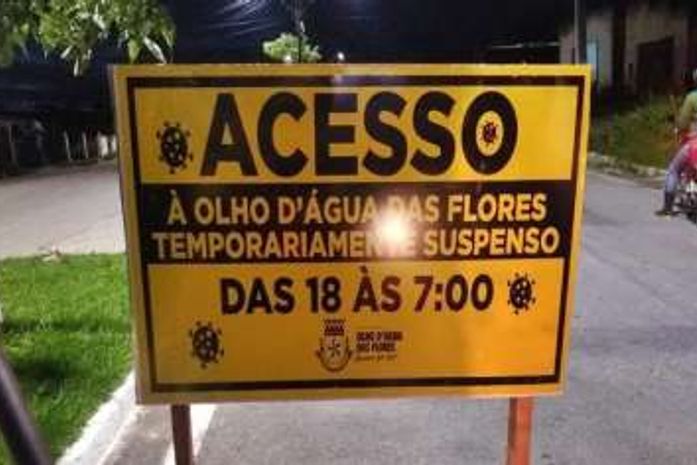 Placa com aviso de foi afixada no acesso ao município