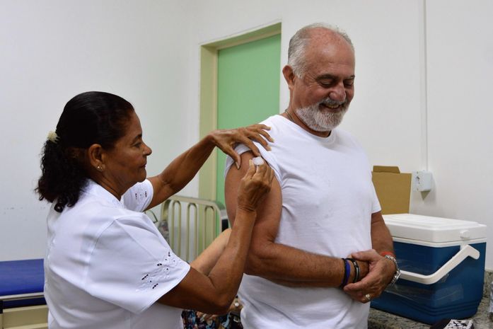 Influenza, Covid e mais: confira as vacinas indispensáveis para quem já passou dos 60 anos
