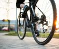 Ciclista colide com carro e fica ferido em Maceió
