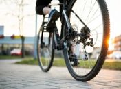 Ciclista colide com carro e fica ferido em Maceió