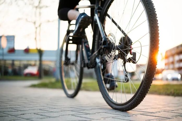Ciclista colide com carro e fica ferido em Maceió