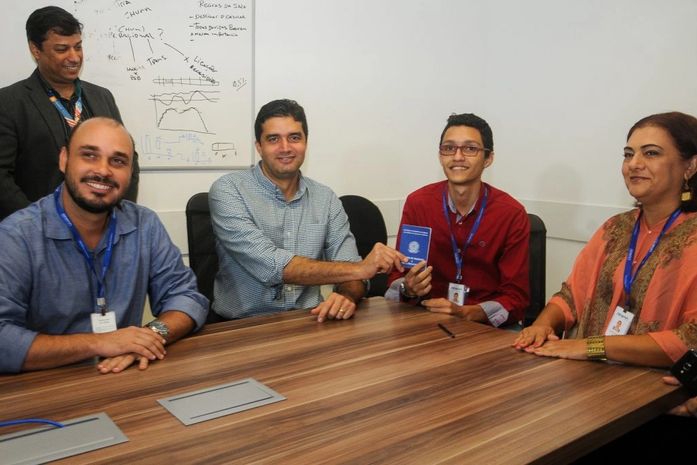 Prefeito Rui Palmeira participa da cerimônia de assinatura de carteiras de trabalho na Almaviva.