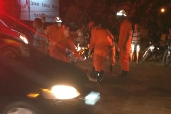 Acidente envolveu duas motos e uma carreta. Uma pessoa morreu no local.