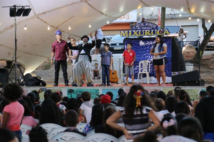 Atendidos pelo programa Criança Feliz se divertem durante festa de Natal
