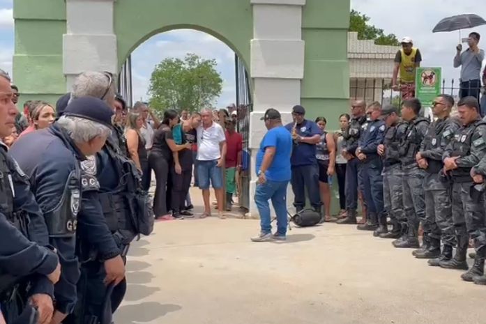 Guarda municipal e filho tem sepultamento marcado por homenagens em União dos Palmares
