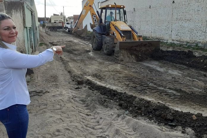 Prefeita Santana Mariano visita obra realizada no município.