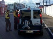 Ação autua 40 veículos por transporte irregular