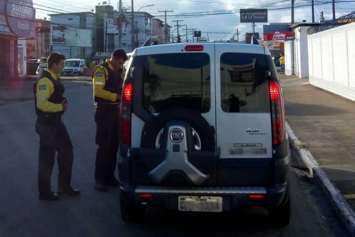 Ação autua 40 veículos por transporte irregular