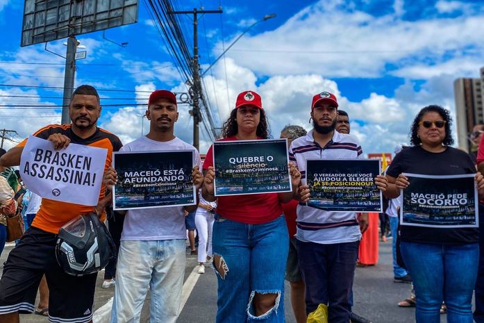 Moradores de bairros afetados pela mineração realizam protesto nesta quarta-feira (06)